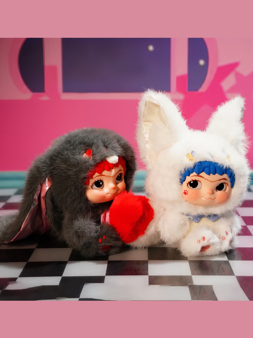 Wakuku duo figurines – personnage cheveux noirs et personnage cheveux bleus dans une pièce damier noir et blanc, décor fenêtre nuit étoilée, fond rose
