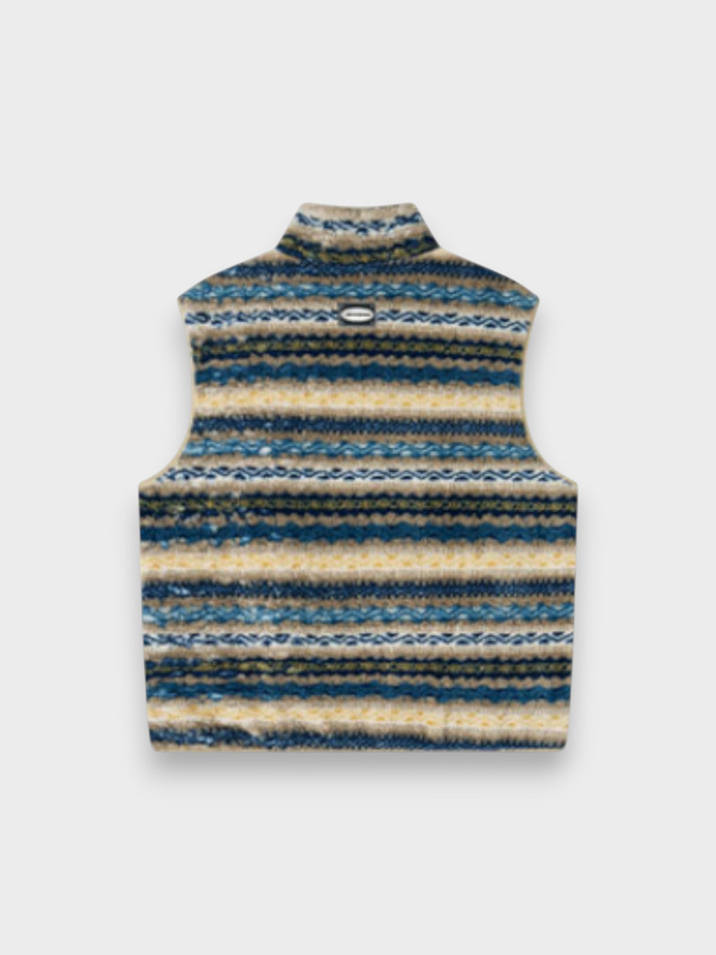 Gilet sans manches eeee Artmonster en polaire jacquard rayé beige et bleu marine motif ethnique, col montant avec patch logo ovale, photo produit de dos sur fond gris
