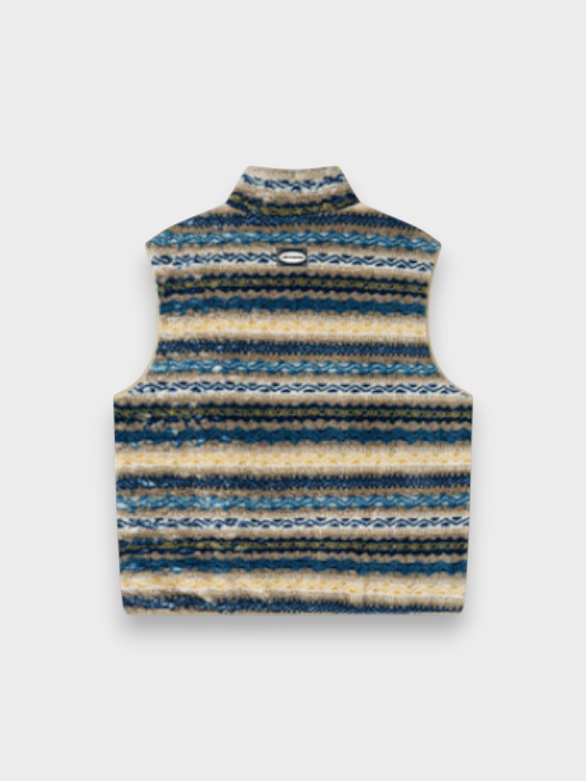 Gilet sans manches eeee Artmonster en polaire jacquard rayé beige et bleu marine motif ethnique, col montant avec patch logo ovale, photo produit de dos sur fond gris
