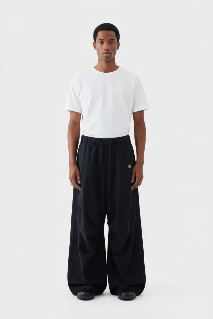 Homme portant le pantalon noir ballon ultra large en pied
