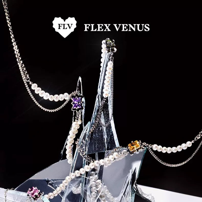 Collier perles et chaîne argentée présenté sur décor artistique avec pendentif rose