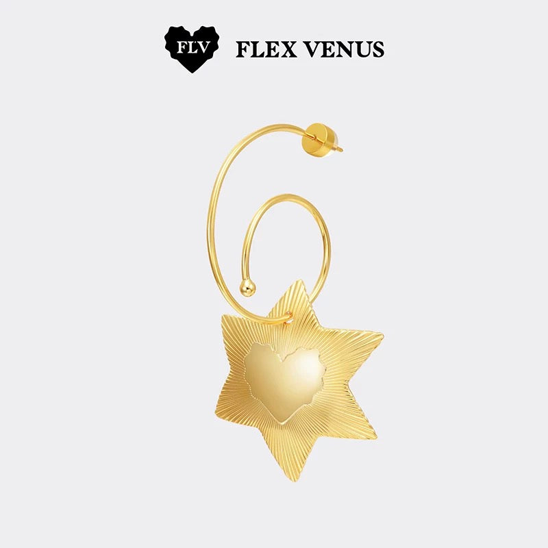 Boucle d’oreille étoile dorée avec anneau courbé, design sculptural