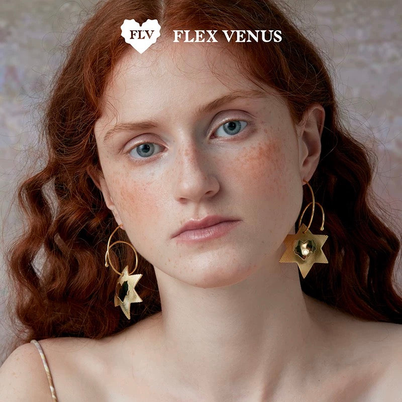 Boucles étoile dorées portées par modèle, grandes et élégantes