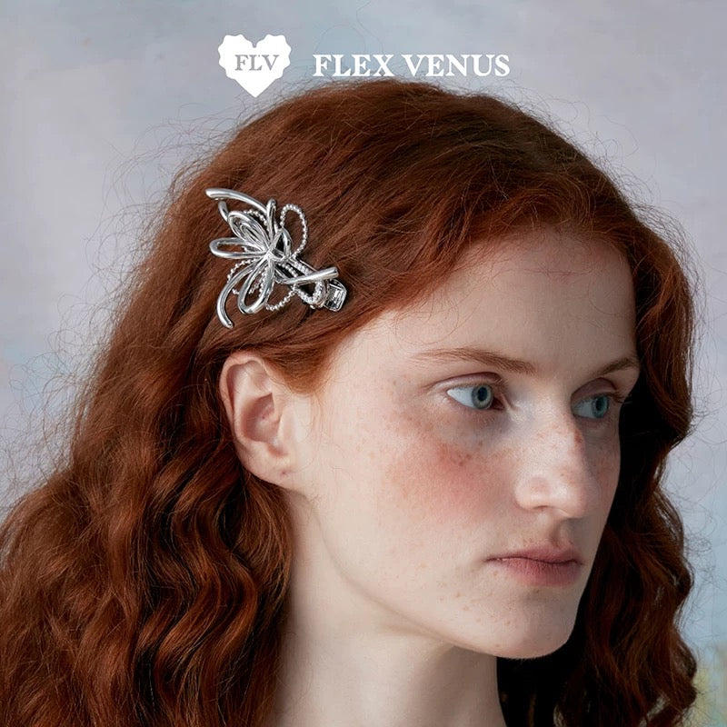 Barrette papillon argentée portée sur cheveux, design moderne et poétique