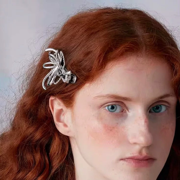 Accessoire cheveux papillon argenté porté, style chic et romantique
