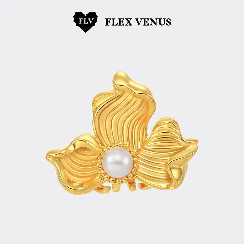 Broche fleur dorée en métal sculpté avec perle centrale élégante