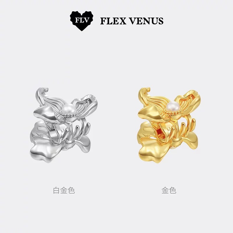 Broches fleurs en deux couleurs, doré et argenté, design sculptural