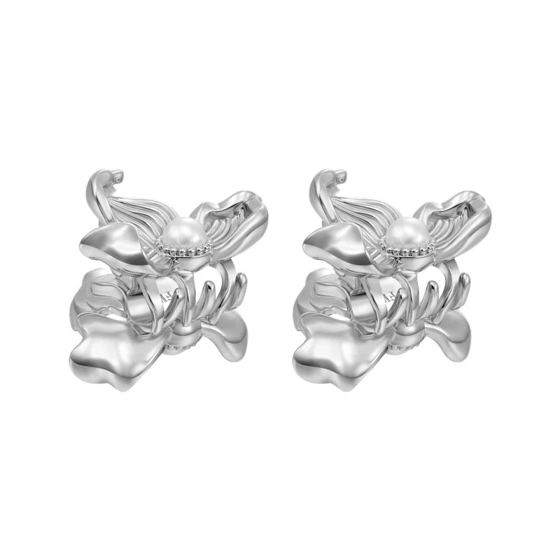 Broches fleurs argentées en métal sculpté avec détails en relief