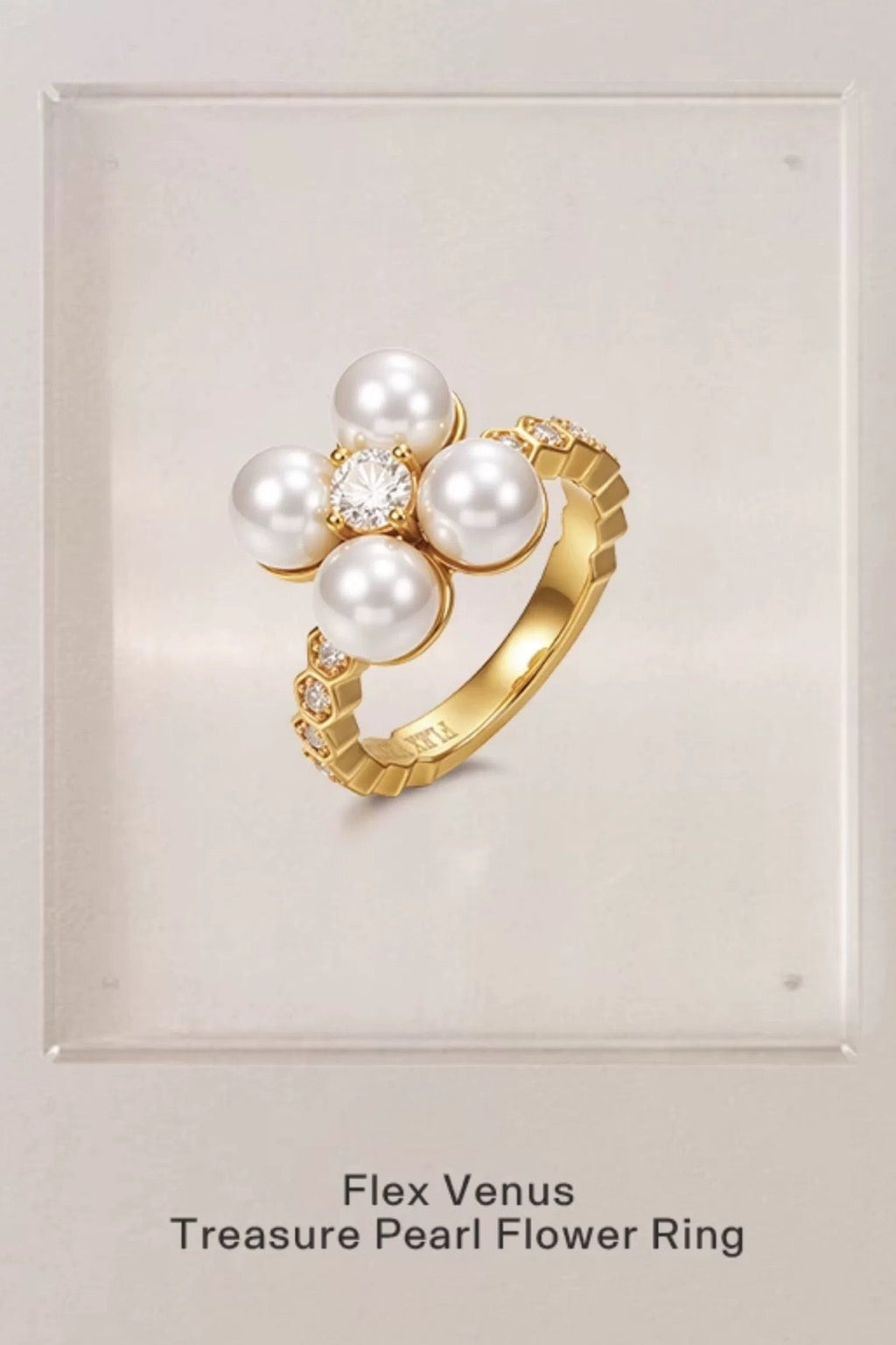 Bague fleur en perles et cristal présentée dans un écrin élégant