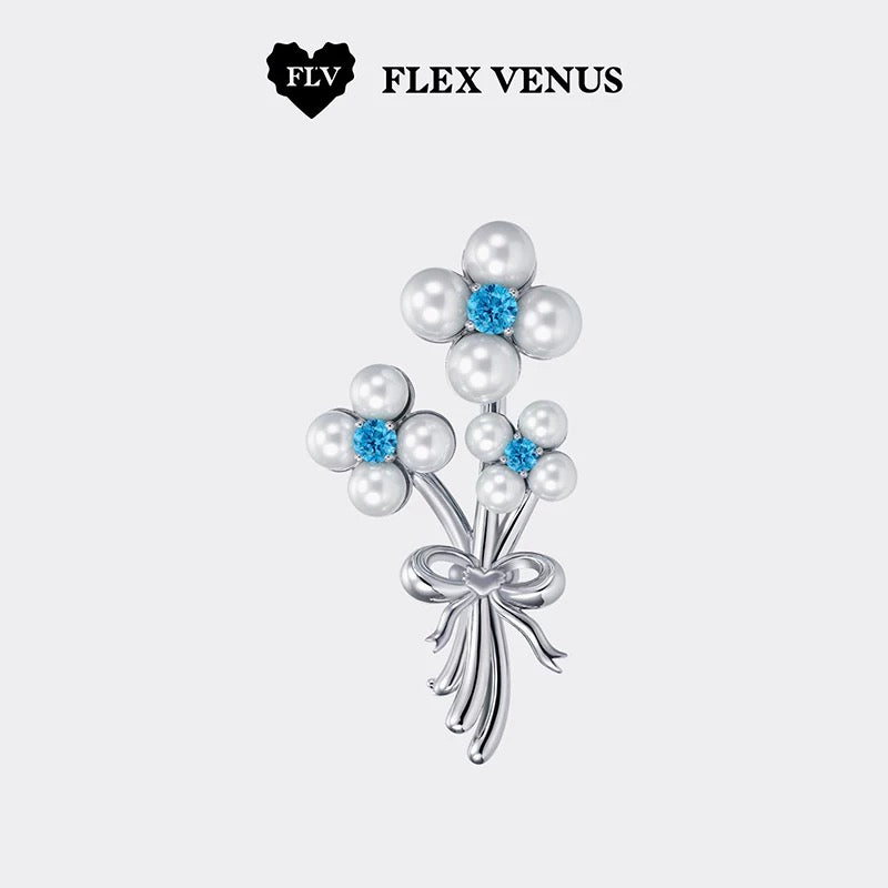 Broche bouquet de perles argentée avec cristaux bleus, design romantique