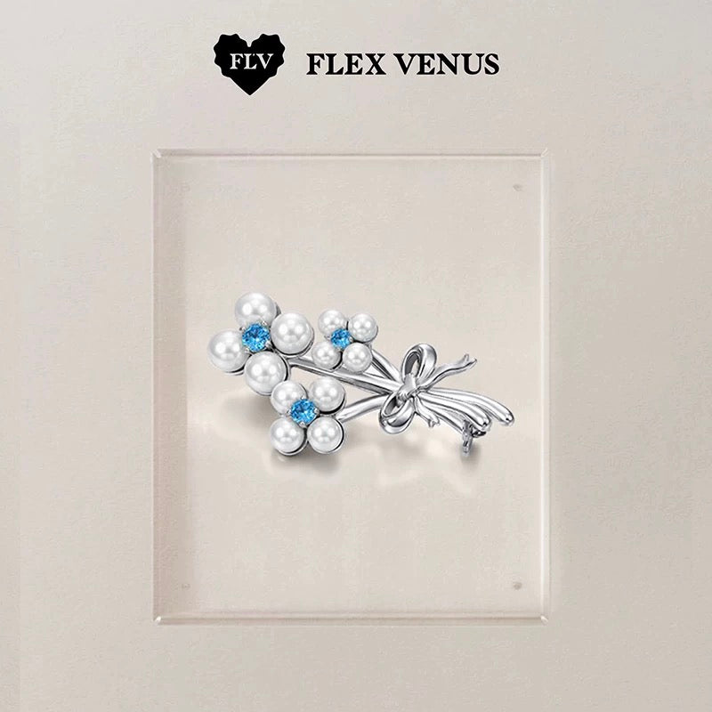 Broche fleur en perles et cristaux bleus présentée sur fond neutre