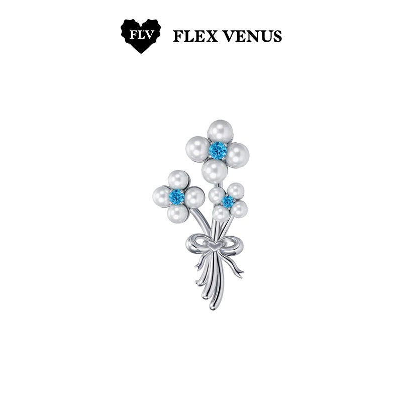 Broche fleur argentée avec perles nacrées et cristaux bleus scintillants