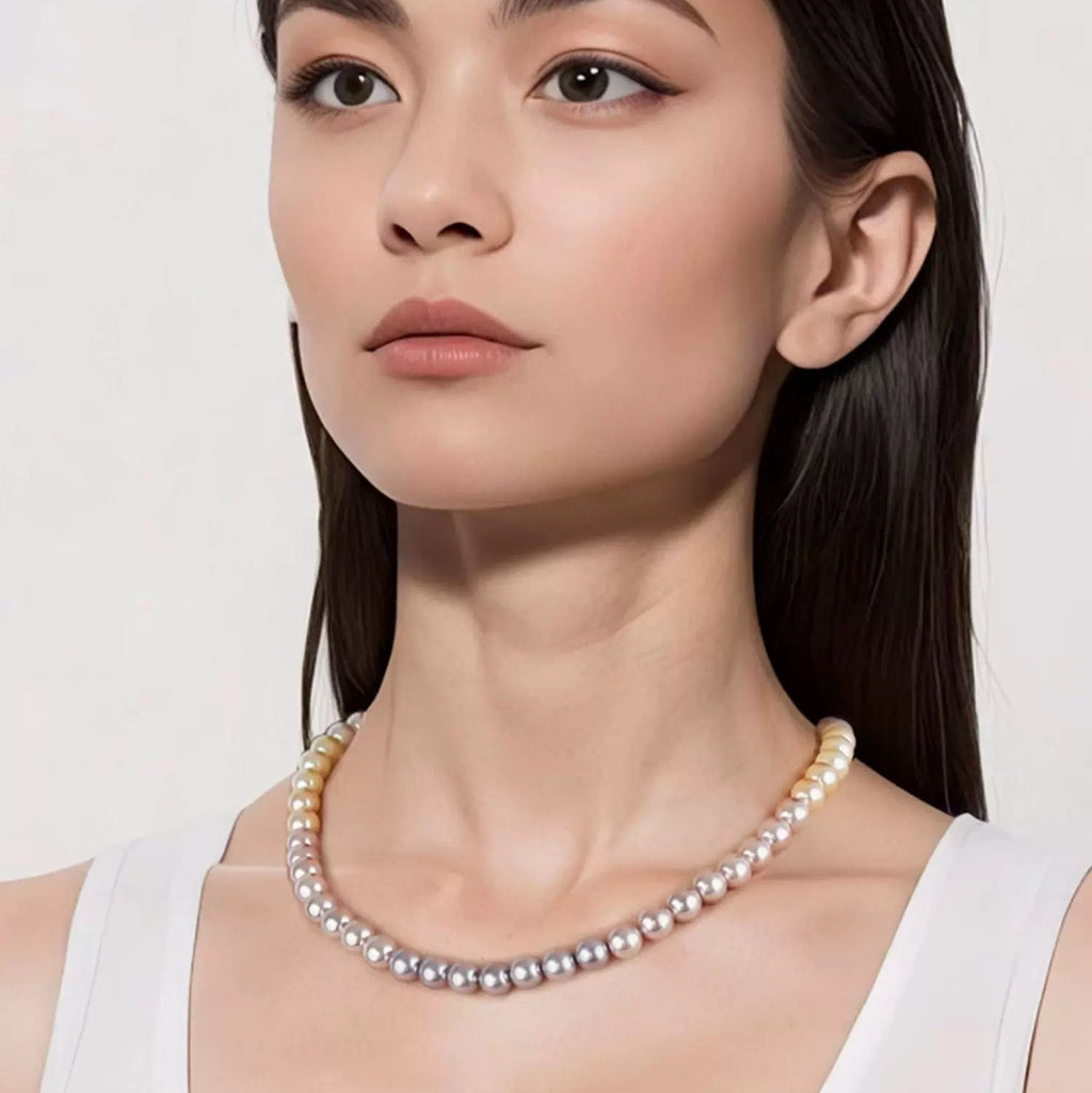 Collier perles dégradé pastel porté en style chic et minimaliste