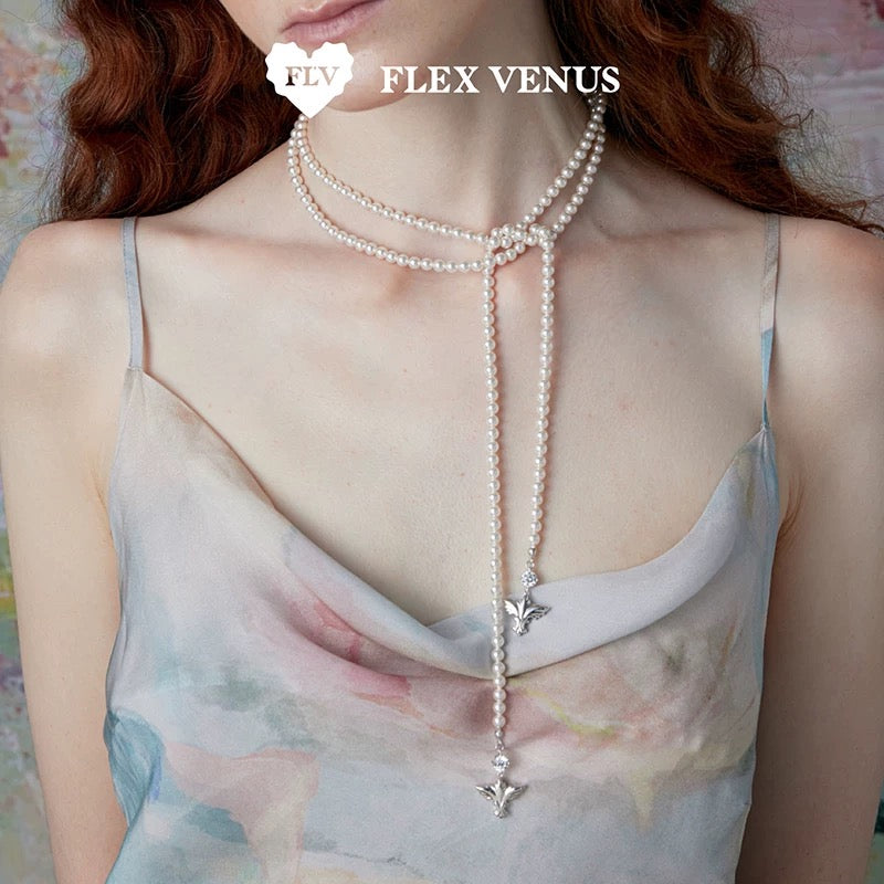 Collier perles porté en double rang avec pendentifs argentés élégants