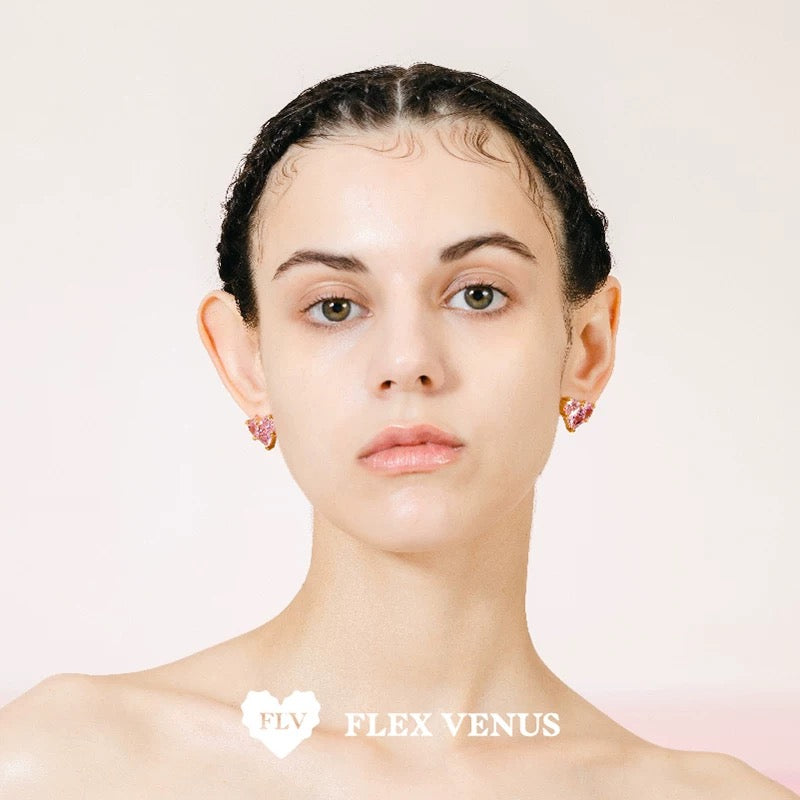 Boucles d’oreilles cœur rose portées, design doré féminin et moderne