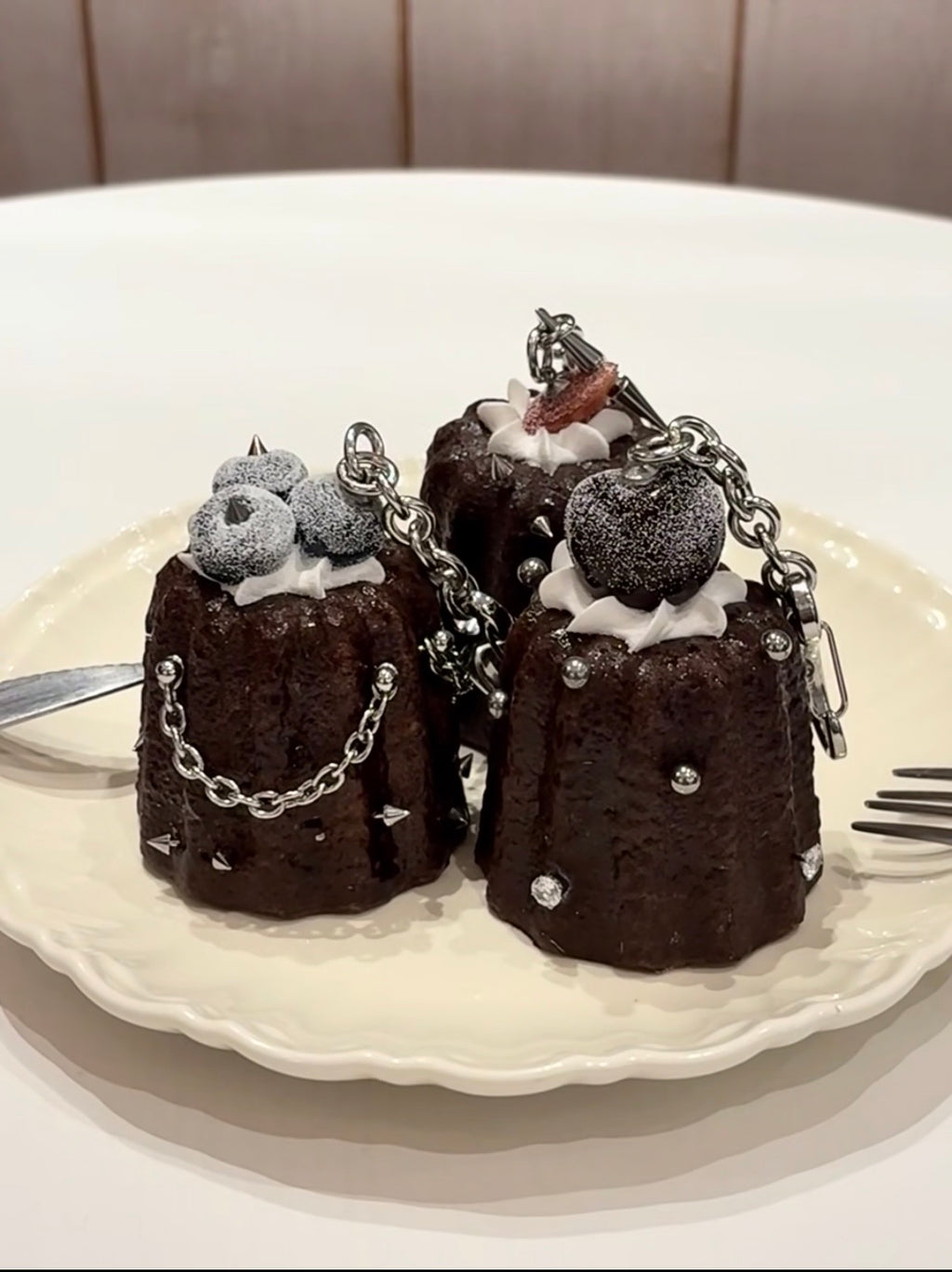 Breloque Canelé à la Cerise