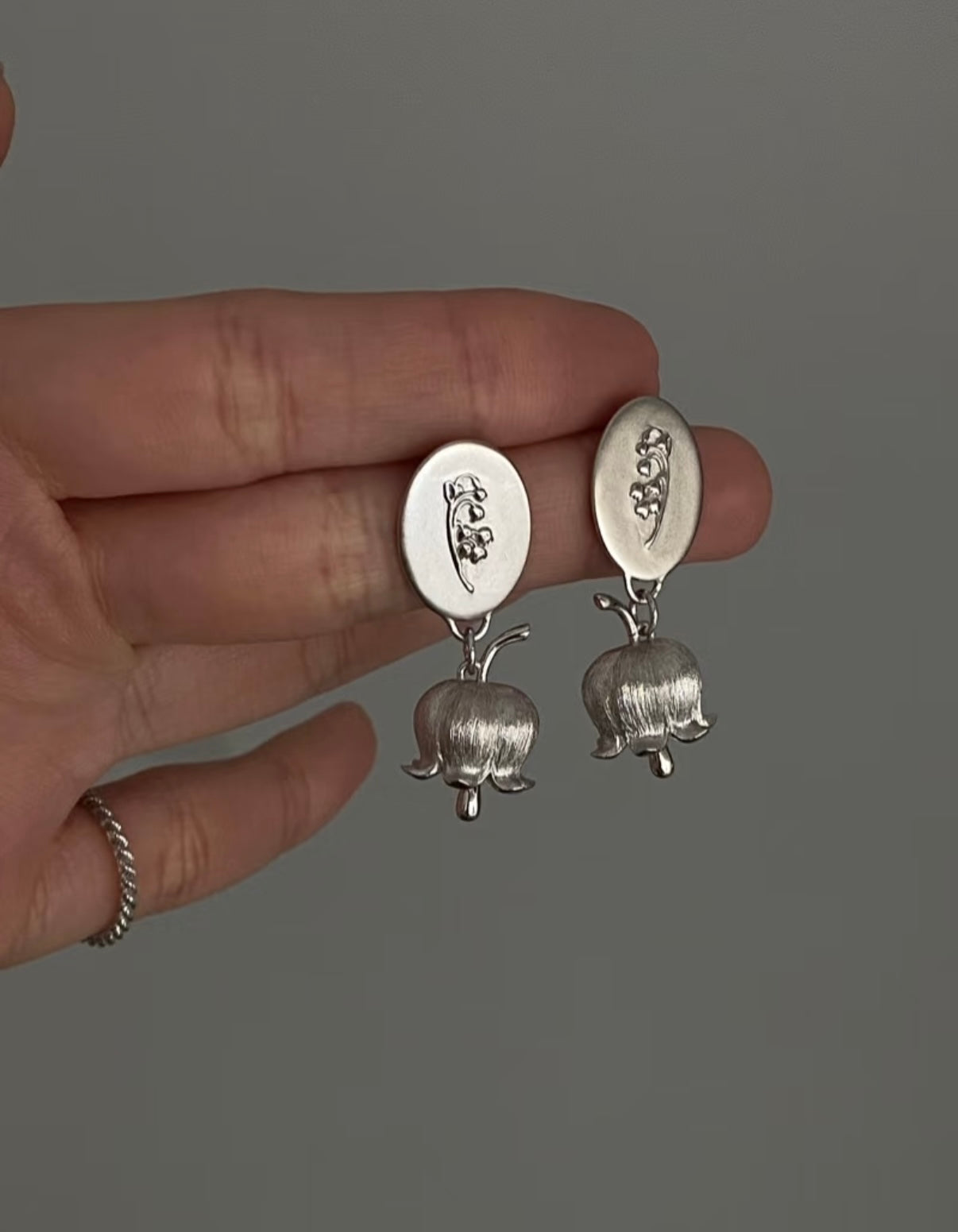 Koinjewelry-小号浮雕铃兰耳钉