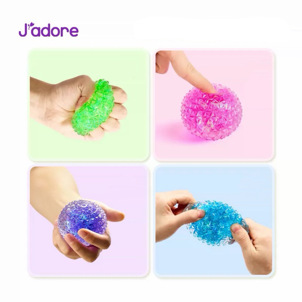Balles gel anti-stress J'adore Magic Orb en situation lifestyle : femme à la plage, sportive en extérieur, adolescent à vélo et utilisation au bureau devant un ordinateur, photo 4 scènes
