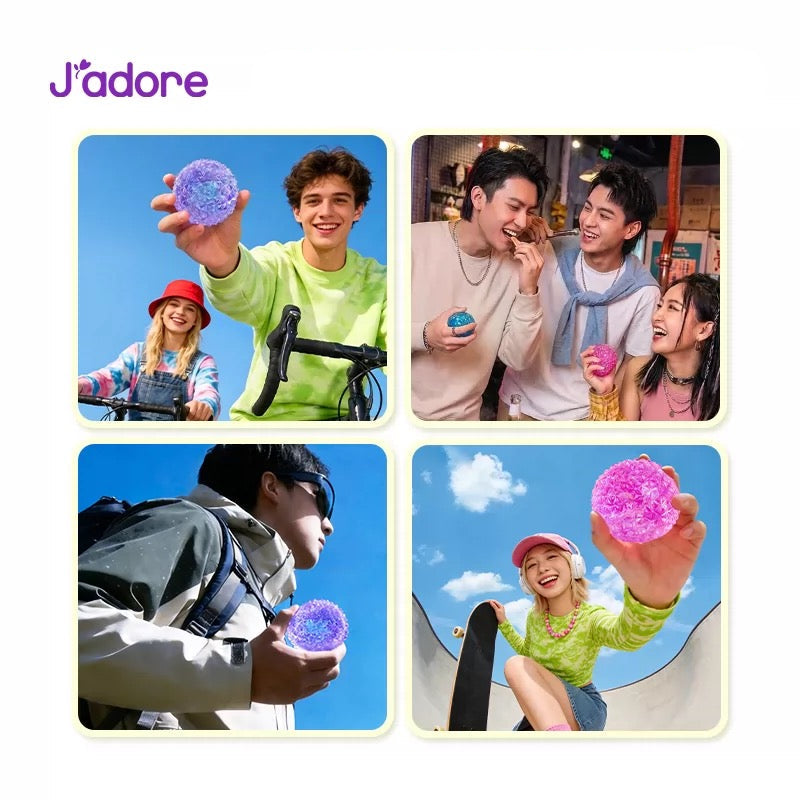 Balles squishy J'adore Spiky Orb en situation lifestyle : jeunes à vélo, amis qui partagent en soirée, homme avec sac à dos et jeune femme au skatepark, photo 4 scènes
