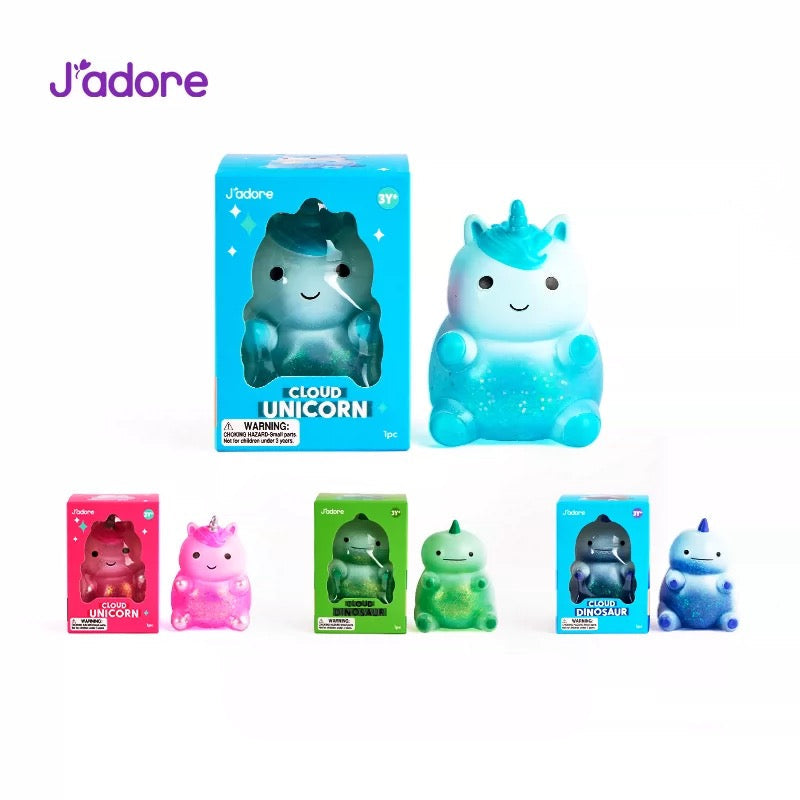Collection complète J'adore squishy Cloud : Cloud Unicorn bleu en grand format avec sa boîte, et les 4 coloris en petit format — Unicorn rose, Dinosaur vert, Dinosaur bleu — avec leurs boîtes d'emballage, photo produit sur fond blanc
