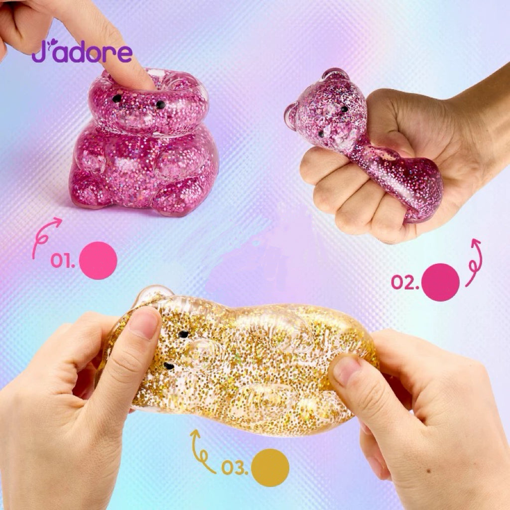 Jouet squishy ours gel pailleté J'adore en 3 gestes : pression du doigt rose, serrage poing rose, étirement doré
