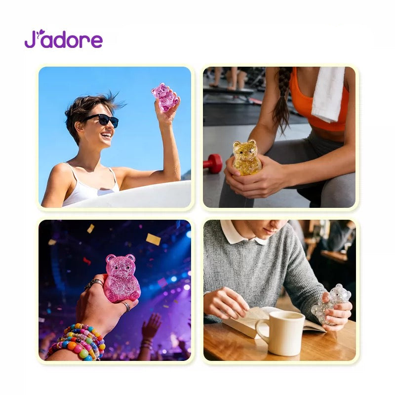 Jouet squishy ours gel pailleté J'adore en 4 gestes : pression du doigt rose, serrage poing rose, étirement doré
