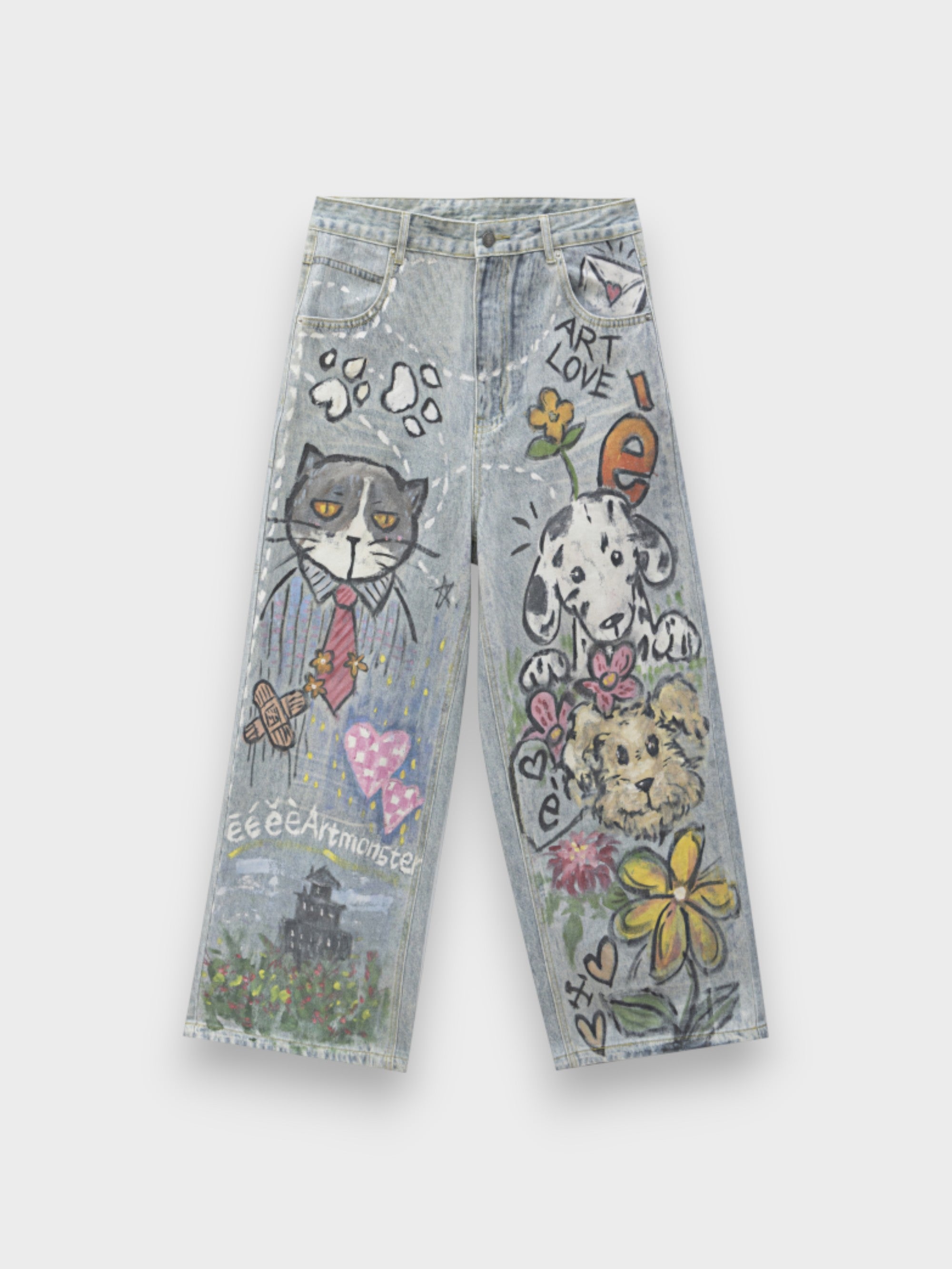 Jean large eeee Artmonster bleu clair avec prints graffiti chat, chiens dalmatien et teddy, fleurs et texte Art Love, photo produit de face sur fond gris
