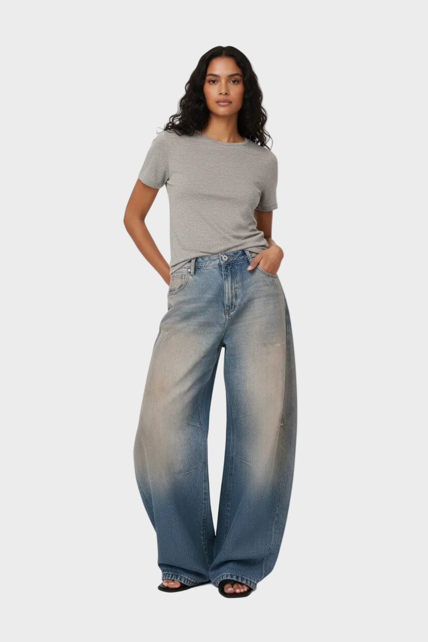 Jean large bleu-gris porté en silhouette fille