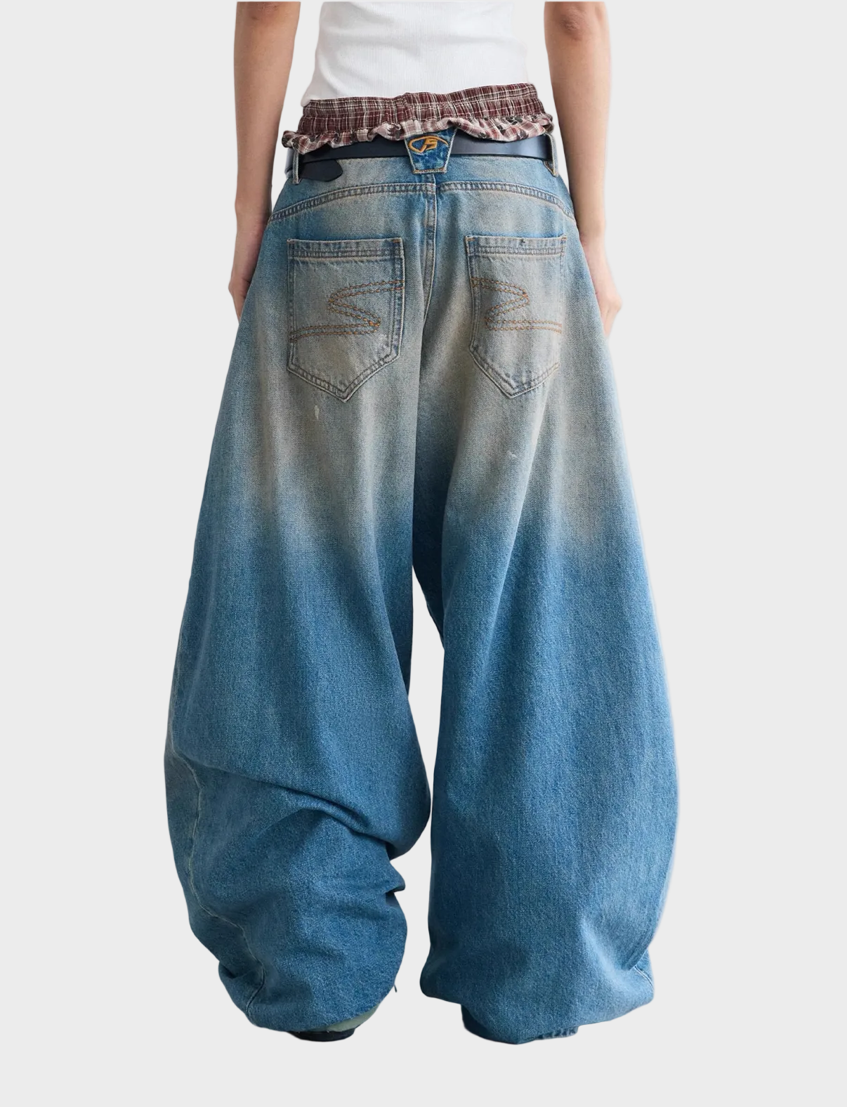 Jean large en denim dégradé bleu-gris vue de dos