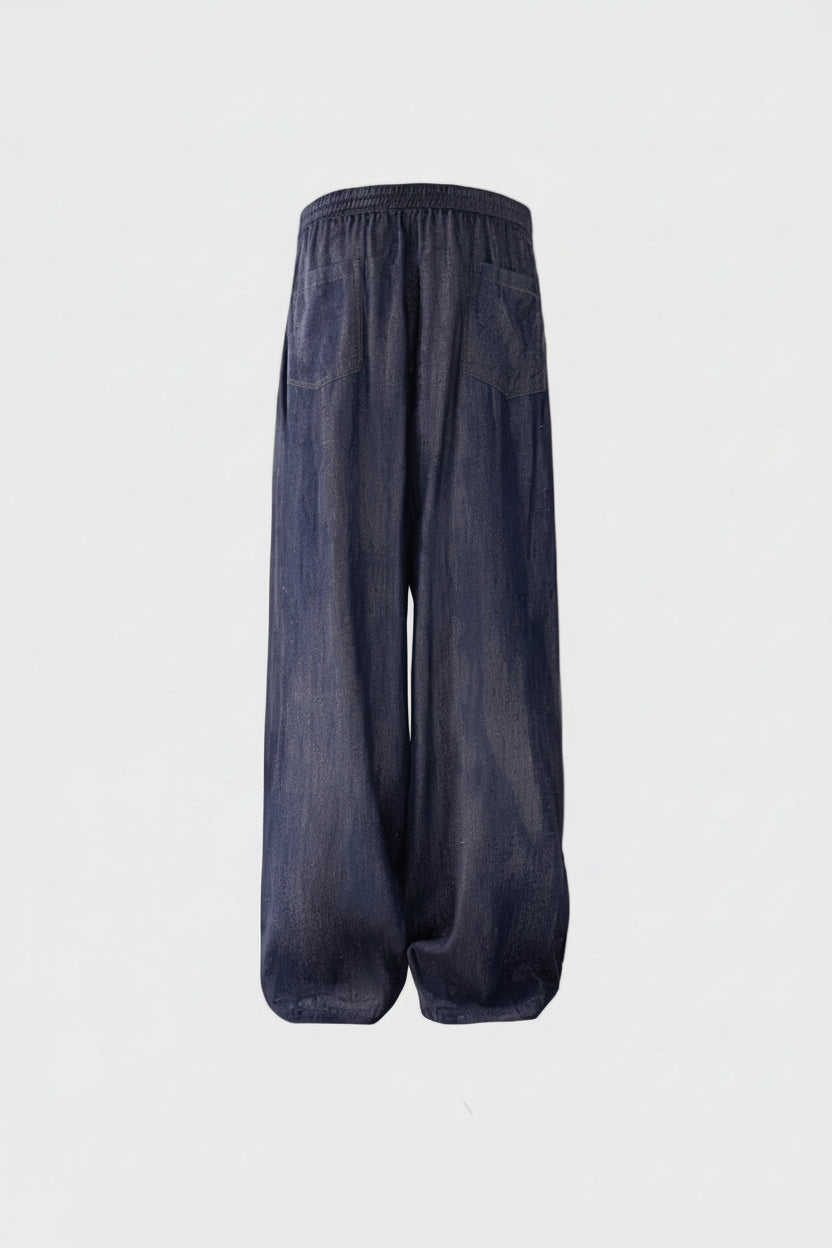 Pantalon large BJHG bleu marine en satin à élastique ceinture, vue de dos sur fond gris
