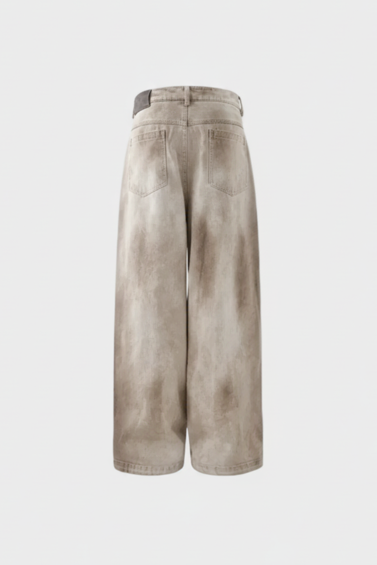 Pantalon large BJHG en denim beige effet délavé usé avec ceinture cuir grise, vue de dos sur fond gris
