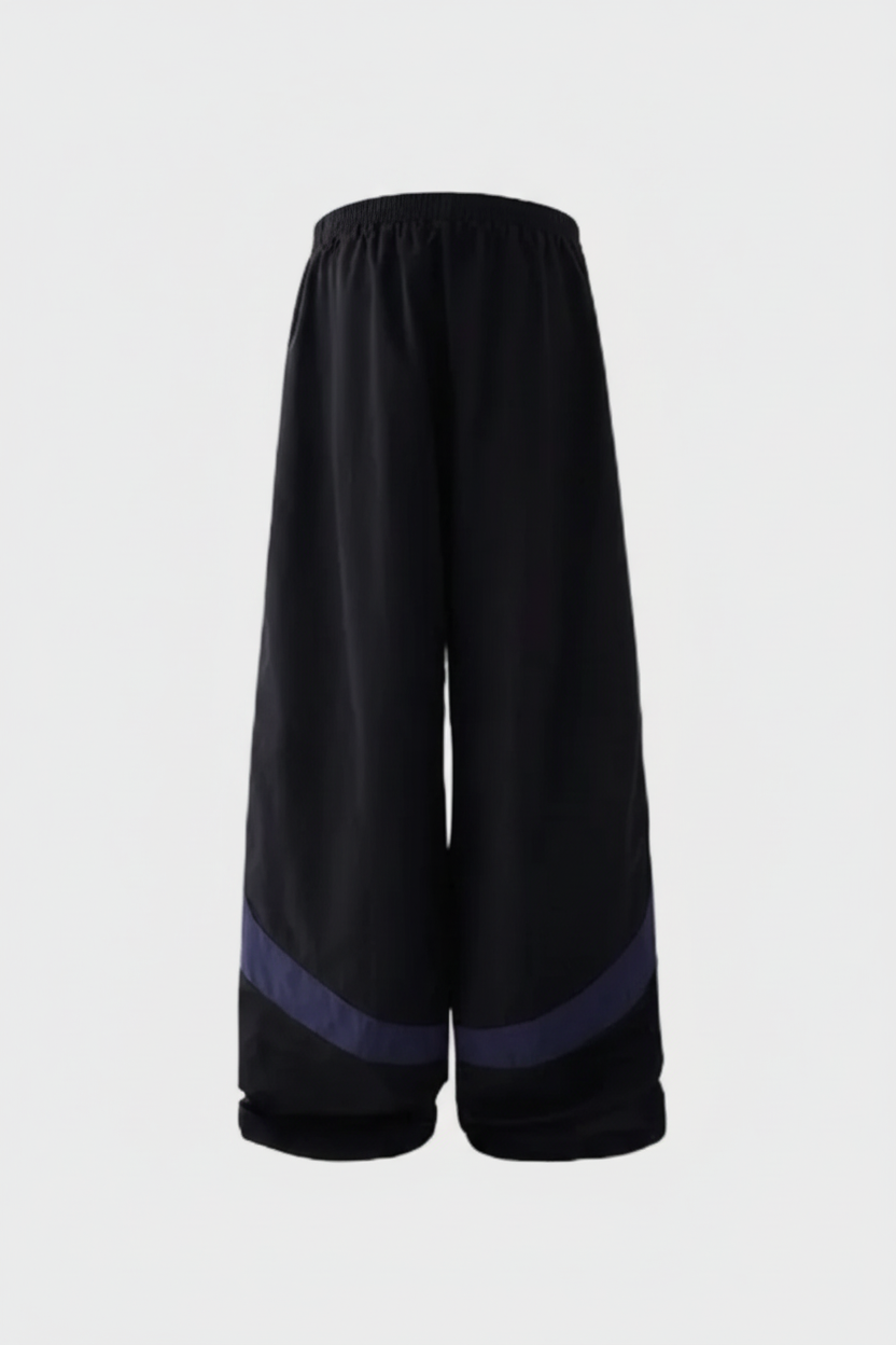Pantalon BJHG noir large à bande marine en bas, vue de dos sur fond gris
