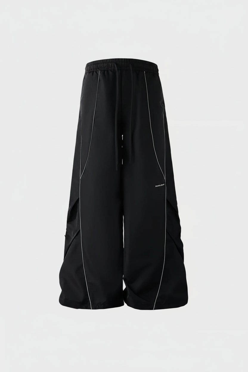 Pantalon Large Oversize Bande Latérale Réfléchissante BJHG noir en nylon, vue produit sur fond gris sans modèle