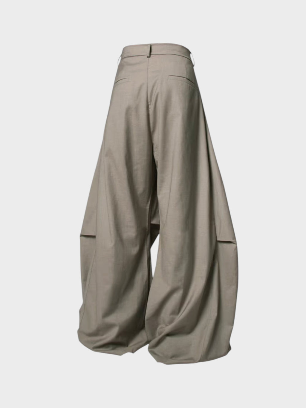 Pantalon sarouel RELABEL beige large à poches cargo, vue de dos sur fond gris
