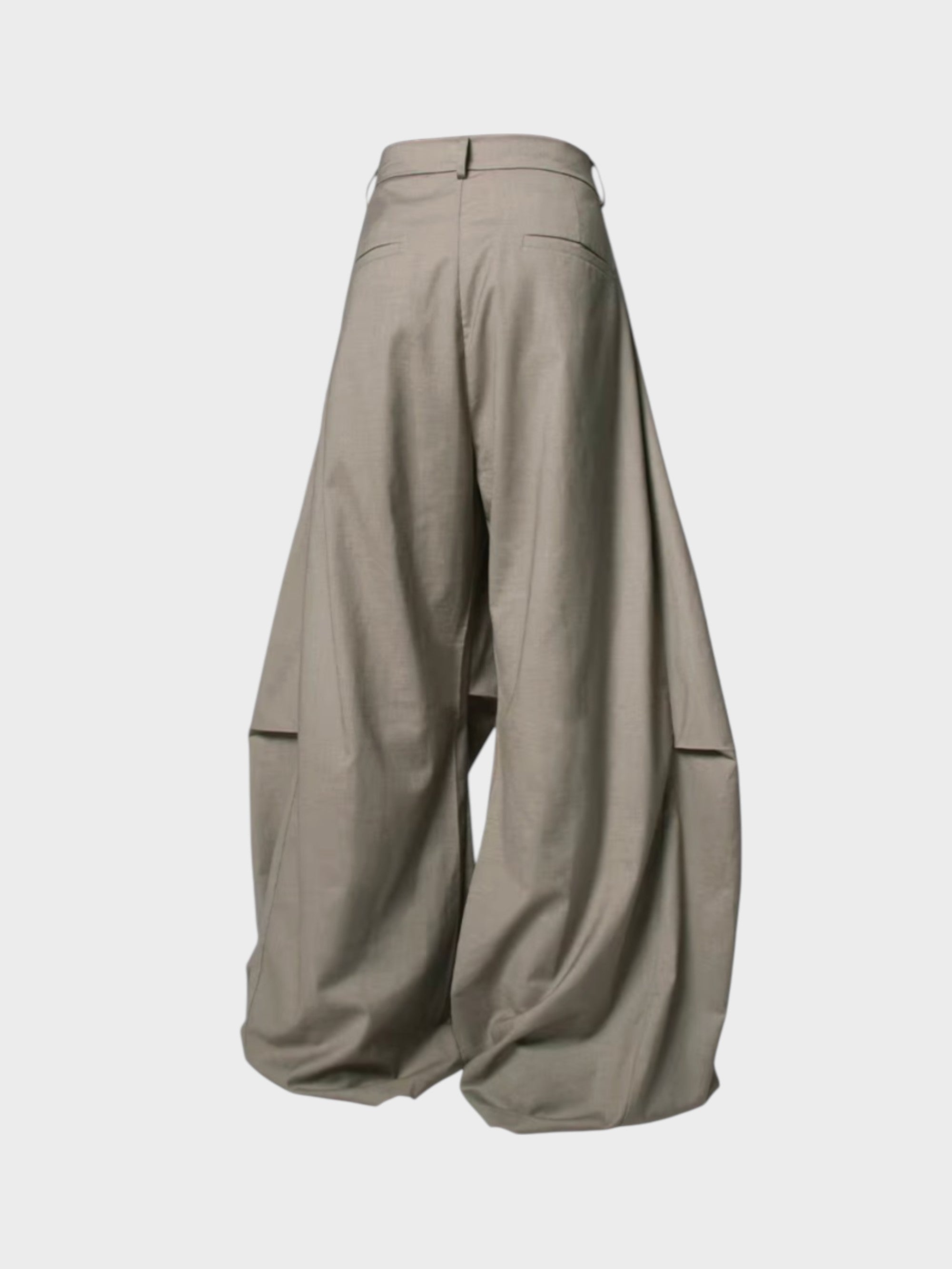 Pantalon sarouel RELABEL beige large à poches cargo, vue de dos sur fond gris
