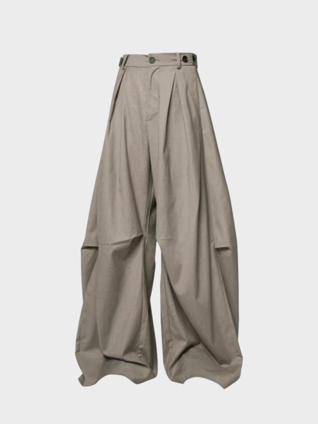 Pantalon sarouel RELABEL beige large à grandes poches cargo et plis, vue de face sur fond gris
