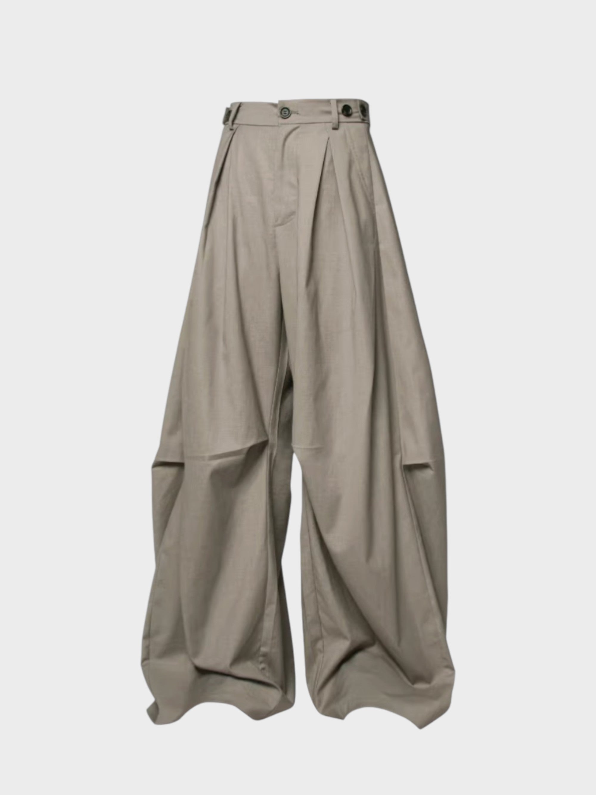 Pantalon sarouel RELABEL beige large à grandes poches cargo et plis, vue de face sur fond gris
