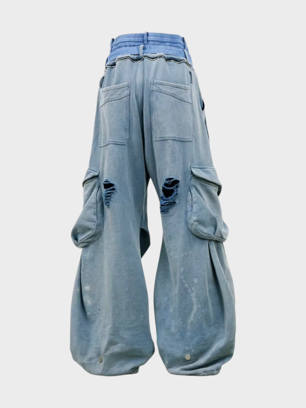 Pantalon cargo RELABEL bleu denim délavé destroy à multiples poches, vue de dos sur fond gris
