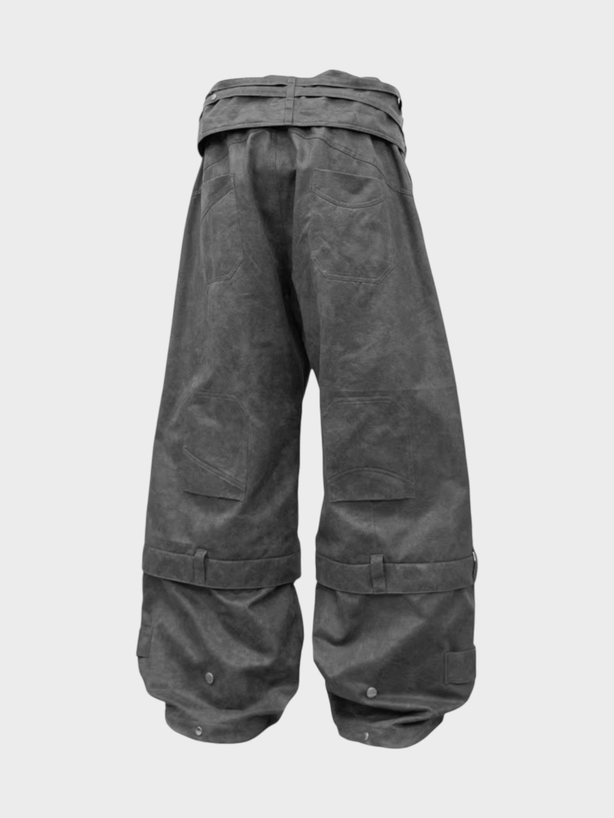 Pantalon cargo RELABEL gris oversize à sangles ceinture croisées et pressions cheville, vue de dos sur fond gris
