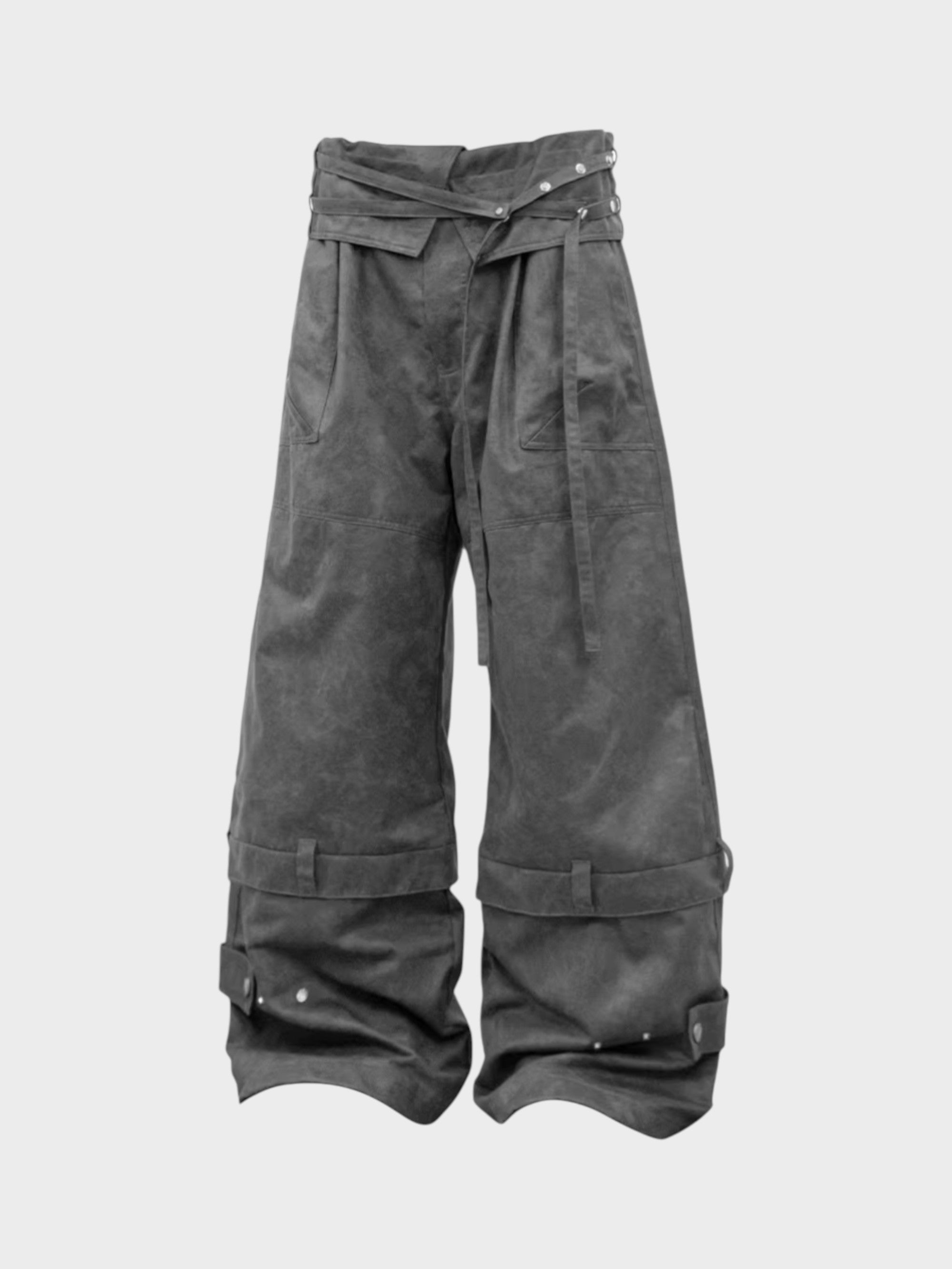 Pantalon cargo RELABEL gris oversize à sangles ceinture croisées et pressions cheville, vue de face sur fond gris
