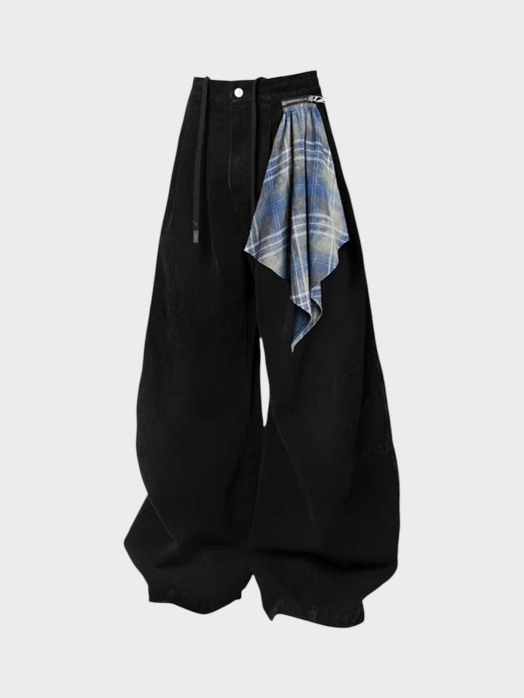 Pantalon RELABEL noir large avec foulard carreaux bleu épinglé à la ceinture, photo produit sur fond blanc
