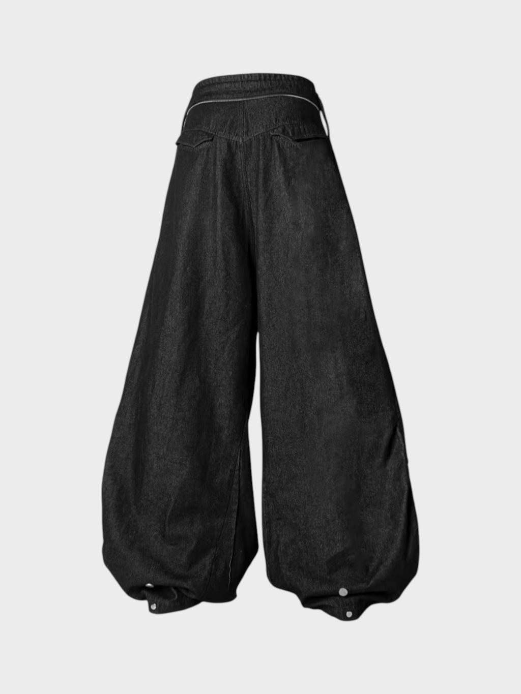 Pantalon sarouel RELABEL noir large en lin à pressions cheville, vue de dos sur fond gris

