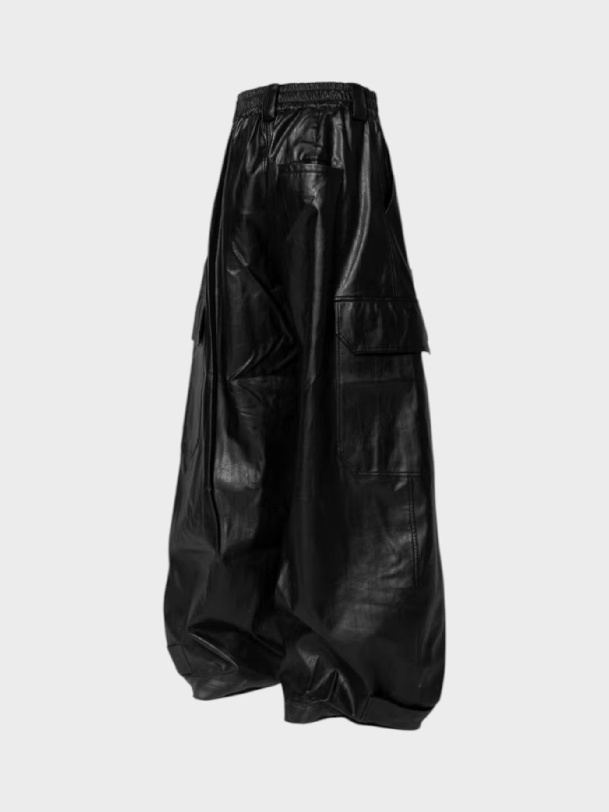 Pantalon cargo RELABEL noir en simili cuir oversize à grandes poches latérales, photo produit sur fond gris
