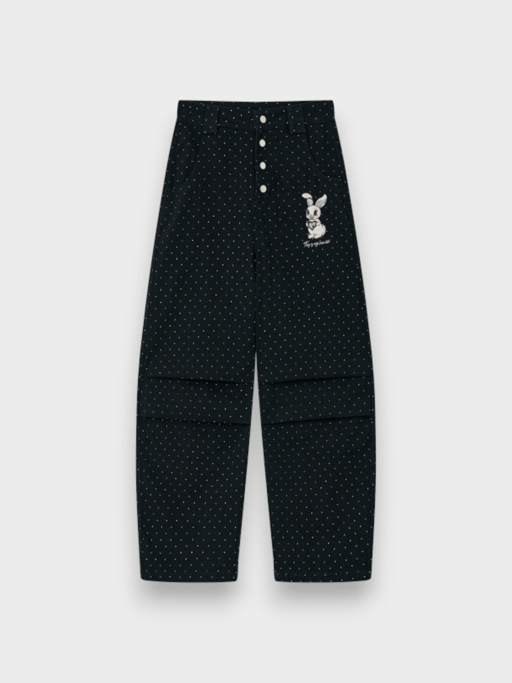 Pantalon large eeee Artmonster noir à pois strass avec boutons argentés et broderie lapin "fly to my dream" sur la hanche, photo produit de face sur fond gris
