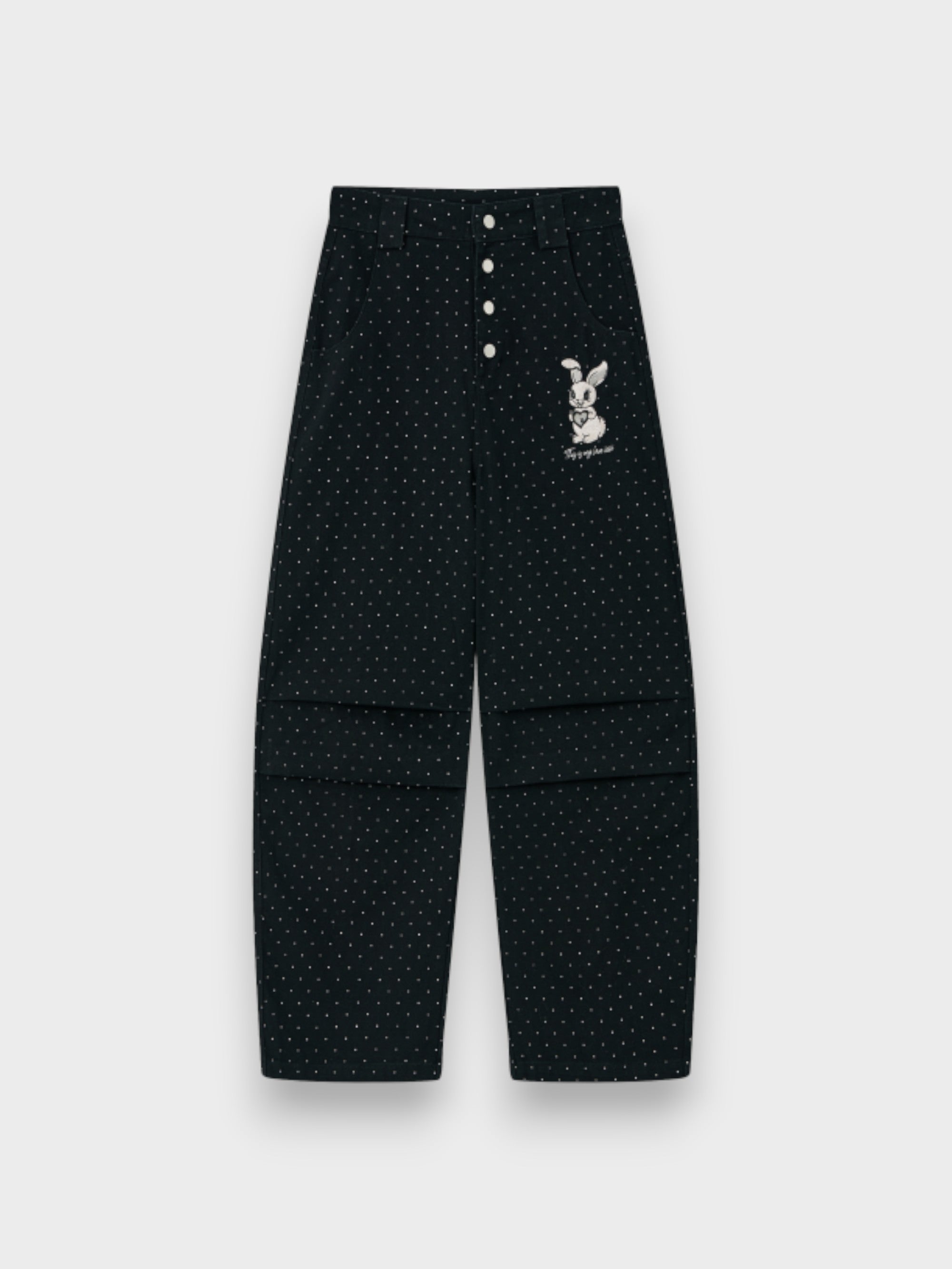 Pantalon large eeee Artmonster noir à pois strass avec boutons argentés et broderie lapin "fly to my dream" sur la hanche, photo produit de face sur fond gris
