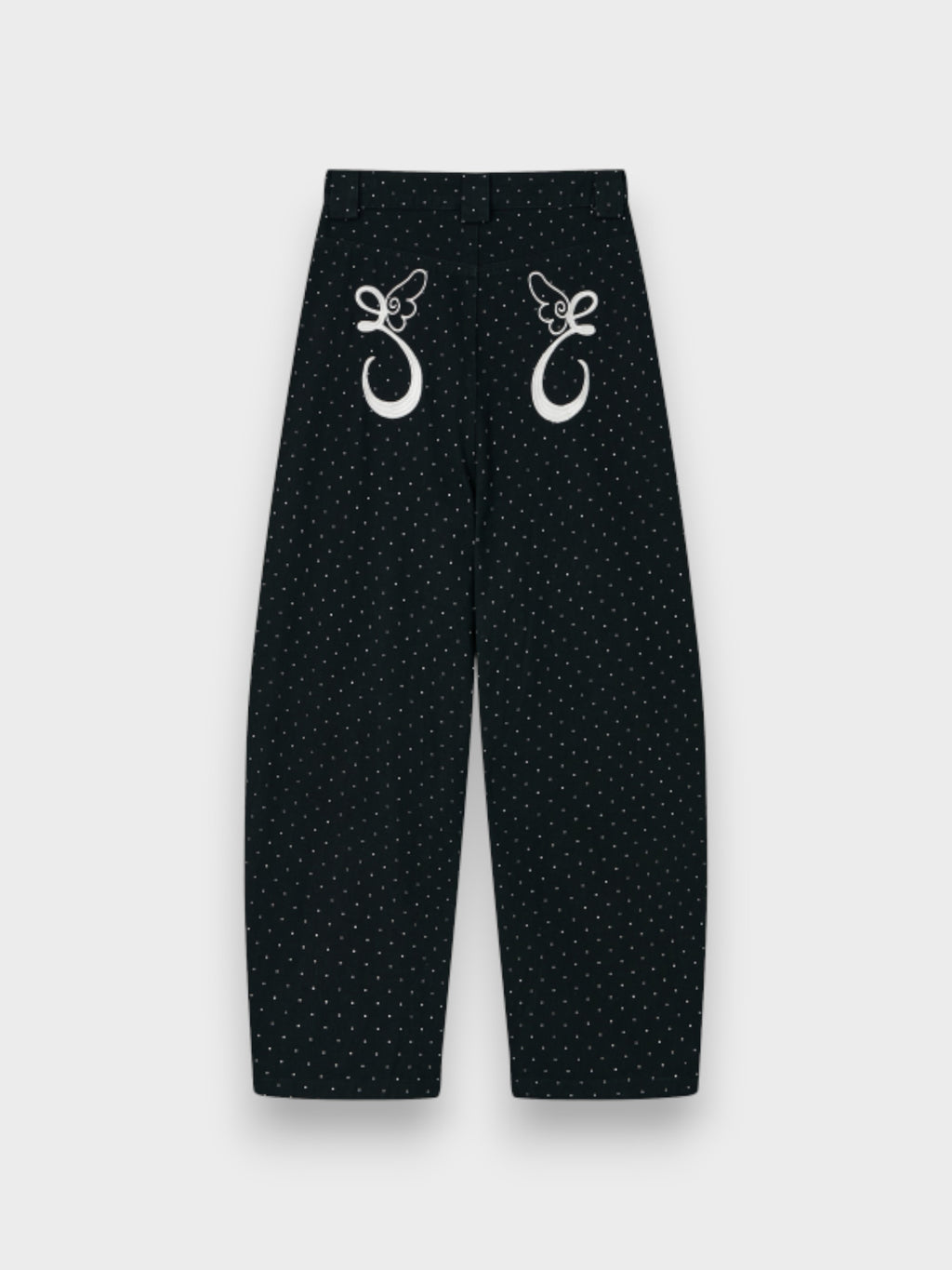 Pantalon large eeee Artmonster noir à pois strass avec broderie lune et ailes d'anges blanches sur les hanches, photo produit de face sur fond gris
