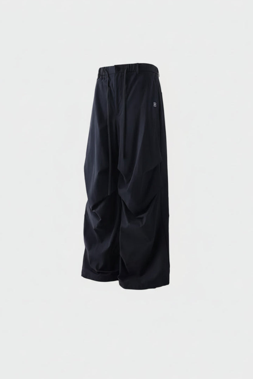 Pantalon noir à jambes larges ballon ultra large vue de face
