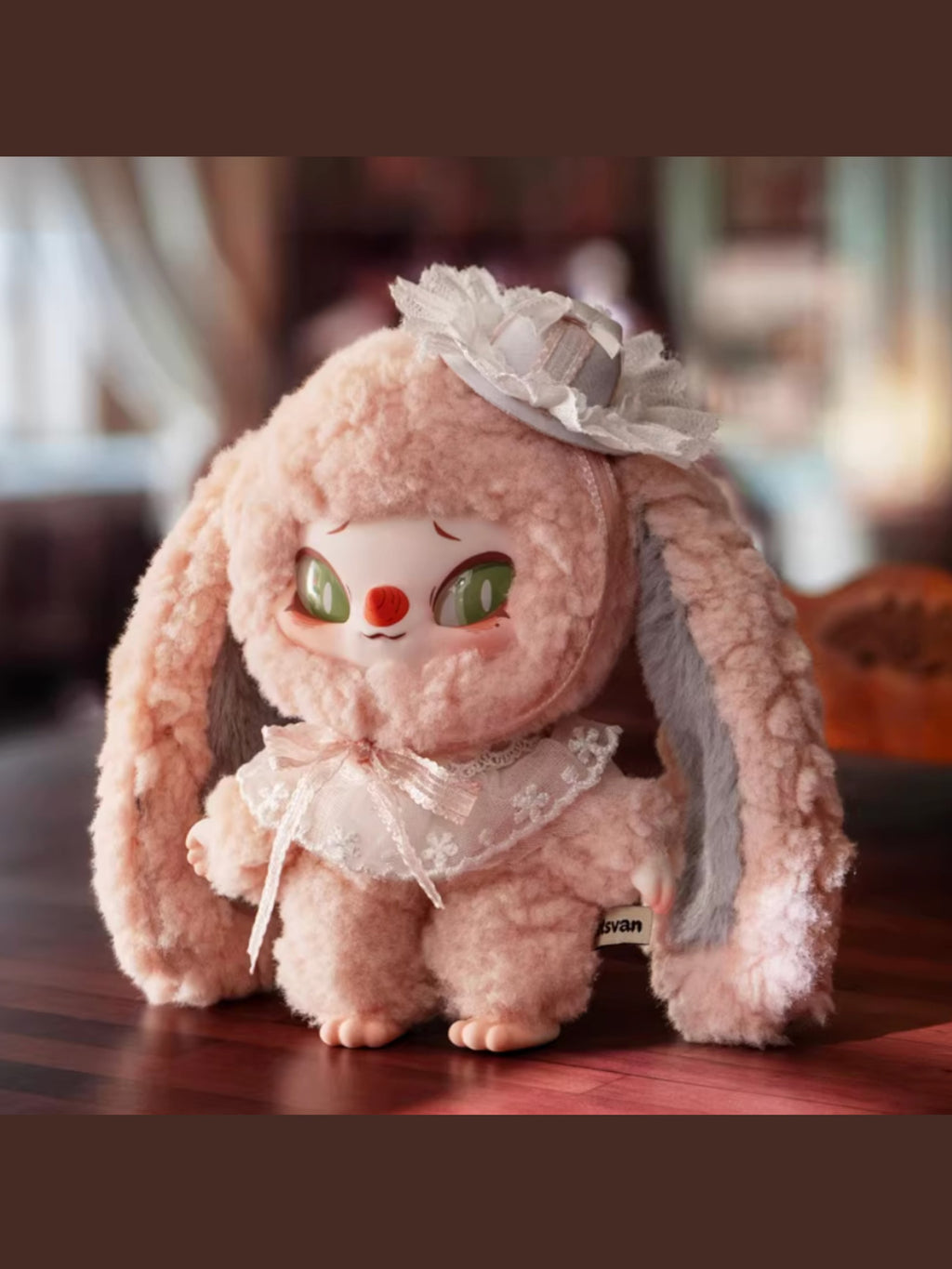 SINONO Letsvanguard peluche figurine – personnage rose capuche rose yeux noirs, ambiance vintage sombre
