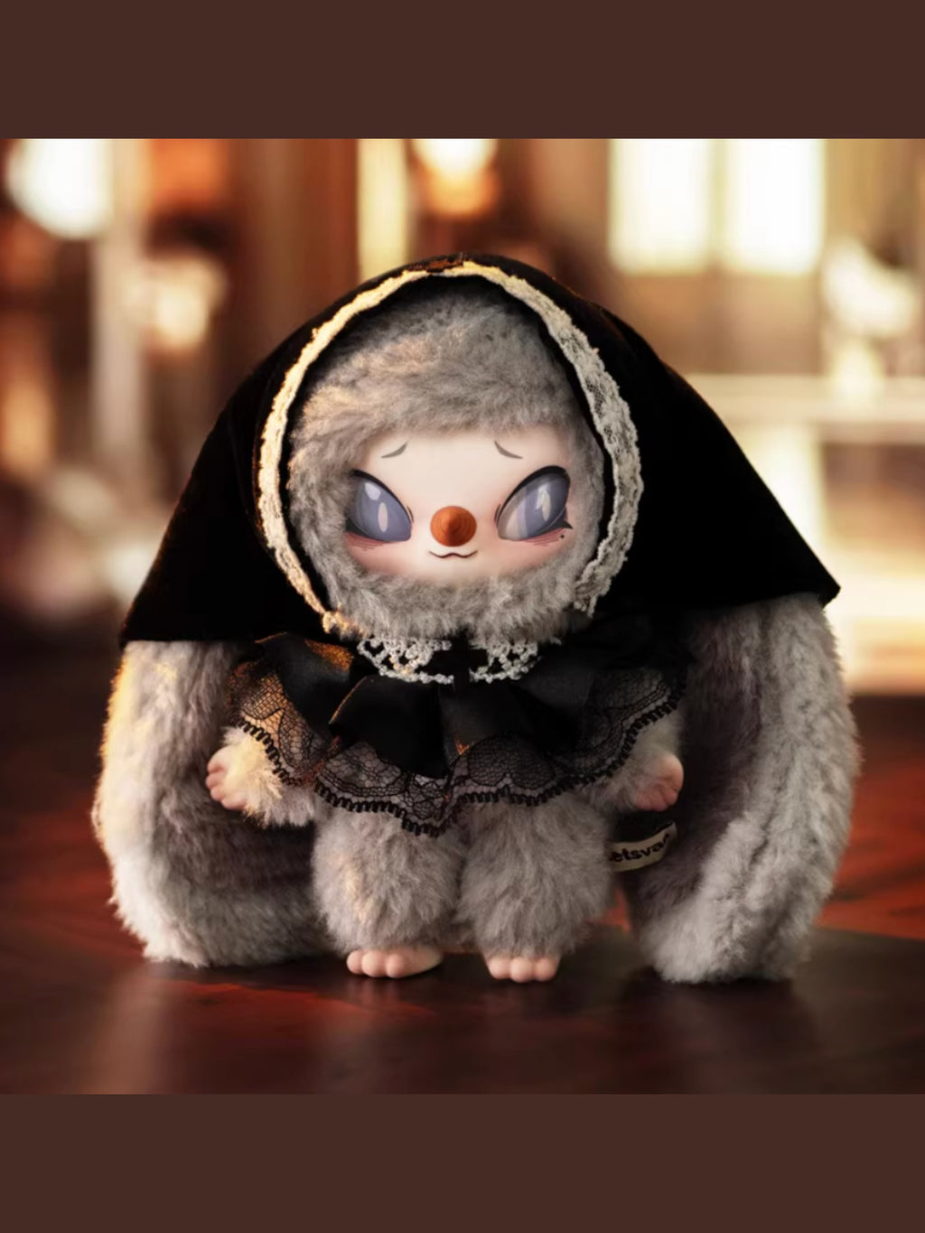 SINONO Letsvanguard peluche figurine – personnage noir capuche noire yeux bleus lumineux, ambiance vintage sombre
