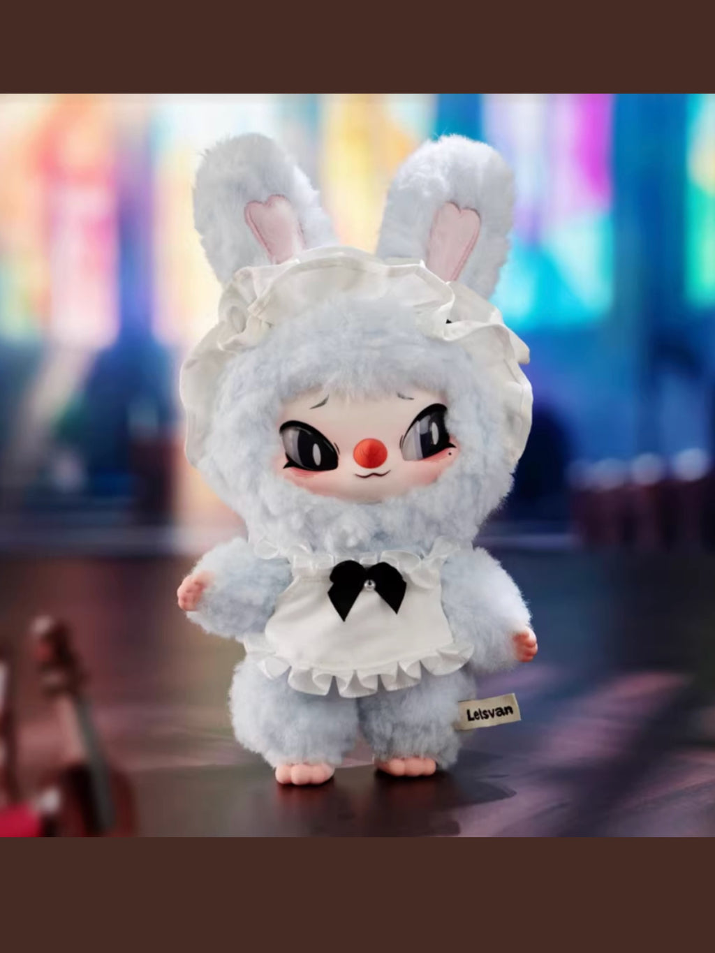 SINONO Letsvanguard peluche figurine – personnage blanc capuche blanche yeux noirs expressifs, ambiance vintage sombre
